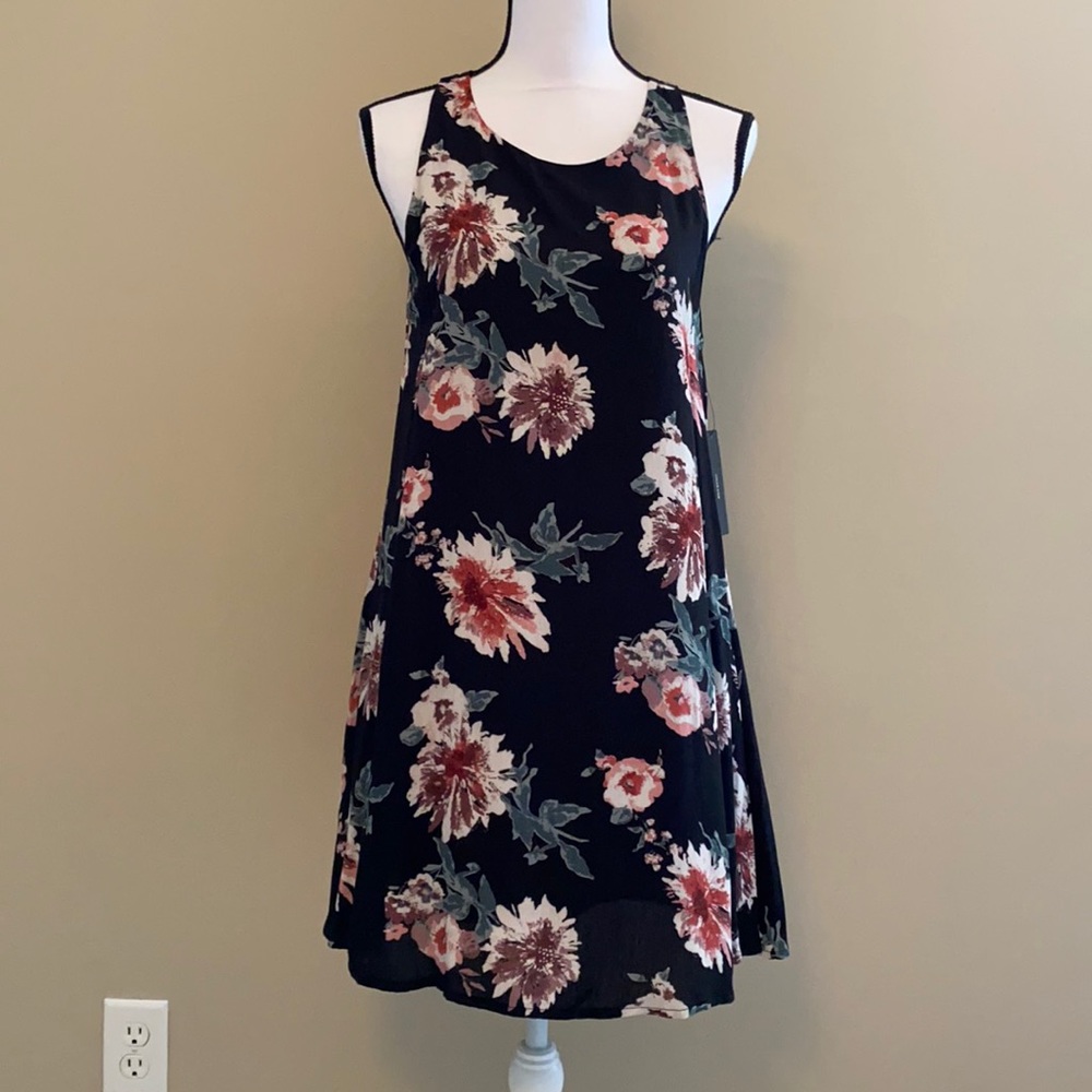 Lulu’s black floral dress